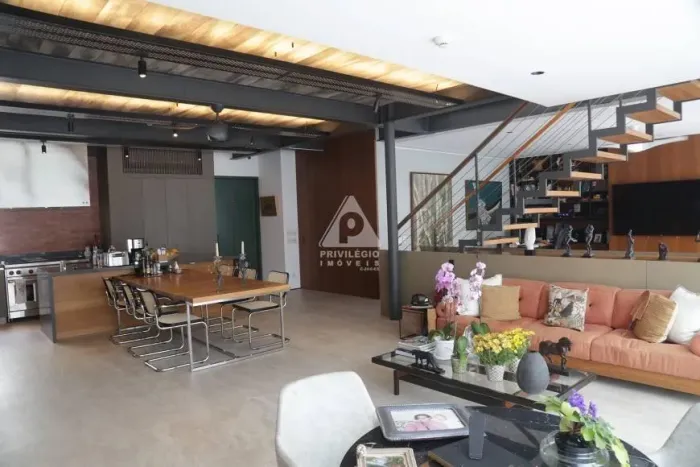 Cobertura Duplex de Alto Padrão à Venda no Leblon  3 Quartos e Vista Privilegiada