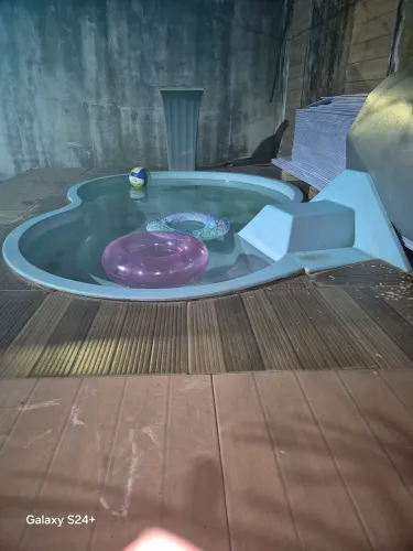 Vendo ou troco piscina infantil com cascata e bomba ( em uma bombox 4 )