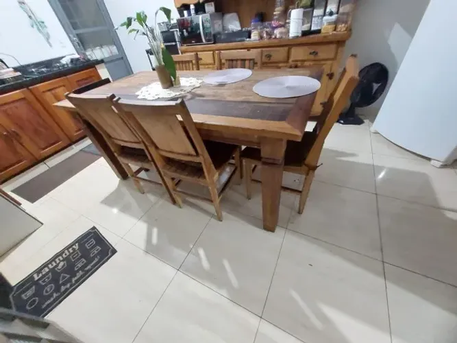 Conjunto de mesa com 6 cadeiras de madeira