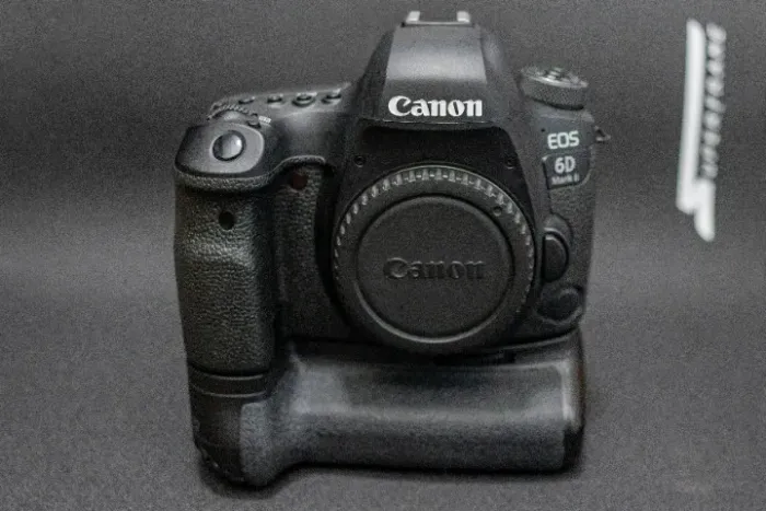 Canon 6d mark II com grip + 2 baterias + brinde