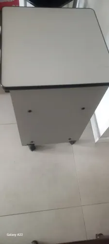 Mesa Auxiliar com Rodinhas em MDF - Ótimo Estado