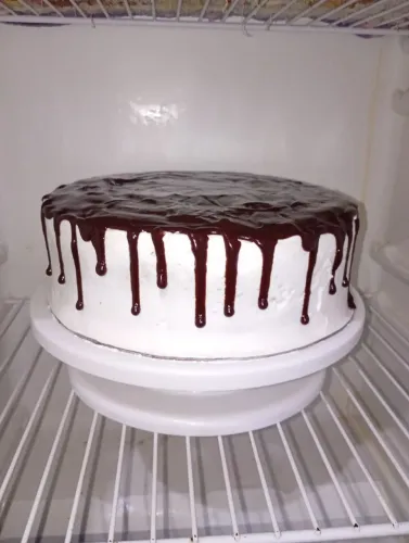 Bolo Vulcão de chocolate decorado