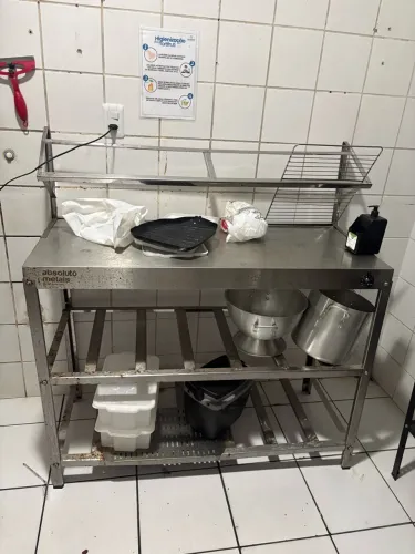 Mesa de inox 1,20m com condimentadora para hamburgueria ou pizzaria