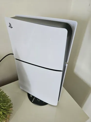 PS5 Slim Digital 1TB + 2 Controles | Estado de NOVO