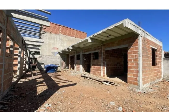 Terreno de 450m² a Venda em Araruama a 3km do Parque dos Dinossauros! Já com 2 casas pré-p