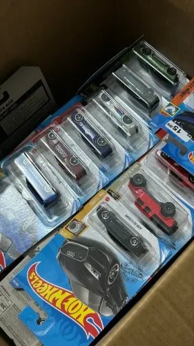Miniaturas Hot Wheels - 406 unidades e 6 kits