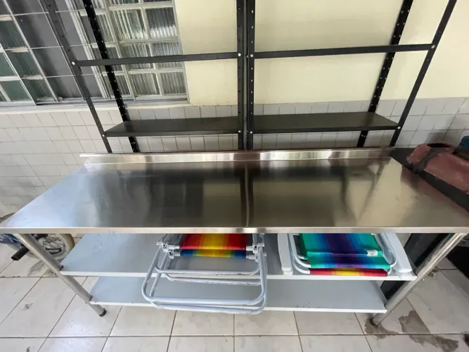 BALCÃO DE INOX COM 2 PRETELEIRAS 1,85 x 0,50