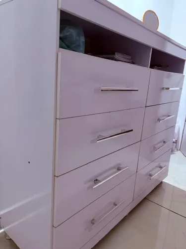Vendo 1 cômoda e 1 mesa de escritório