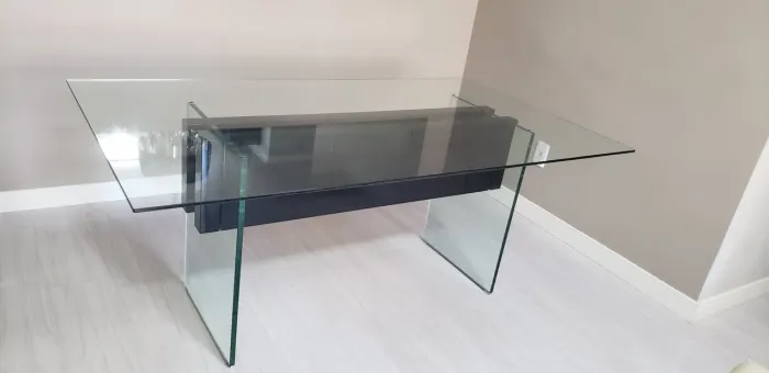 Venda de uma mesa de vidro de 6 lugares, as cadeiras vao de brinde.