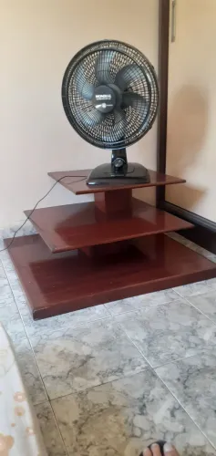 Móveis. Mesa de Mógno. 