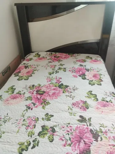 Cama solteiro com colchão e penteadeira com espelho 