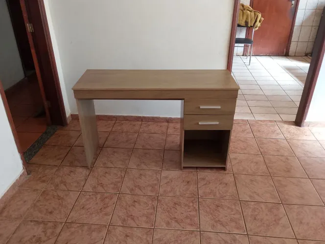 Mesinha de estudos sem marcas de uso, muito bem cuidada para retirar em Barretos