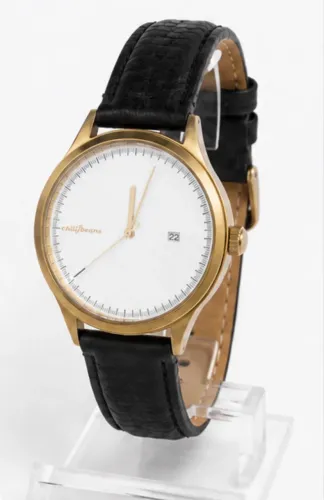Relógio Chilli Beans dourado com pulseira de couro