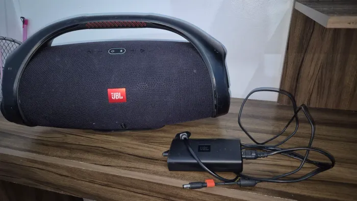 VENDE-SE JBL BOOMBOX 2 800,00 pra vender logo