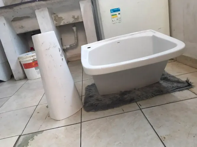 Tanque de porcelanato com apoio de baixo