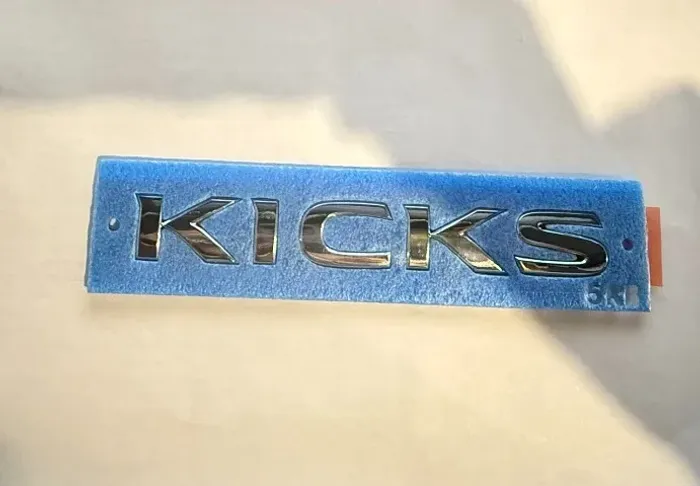 Emblema Adesivo Tampa Porta Mala Nissan Kicks