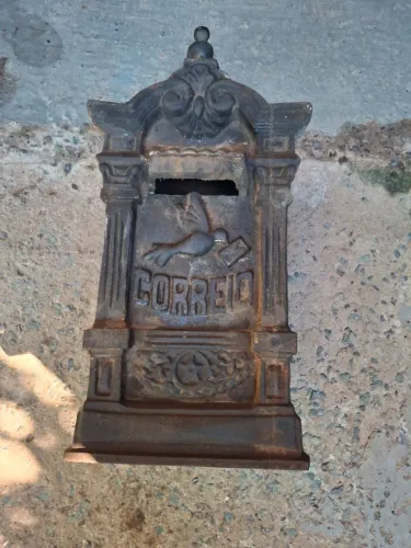 CAIXA DE CORREIO ANTIGA DE FERRO FUNDIDO 
