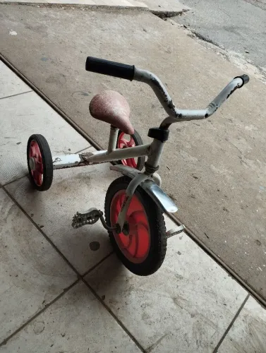 Triciclo antigo anos 70, funcionando.