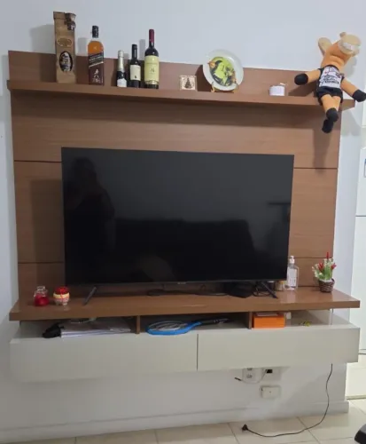 Rack com Painel Suspenso para TV - Nogueira/Branco - Seminovo