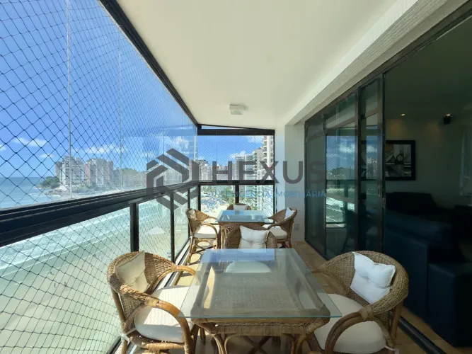 Apartamento frente mar com varanda em prédio com lazer na beira mar da Praia das Astúrias