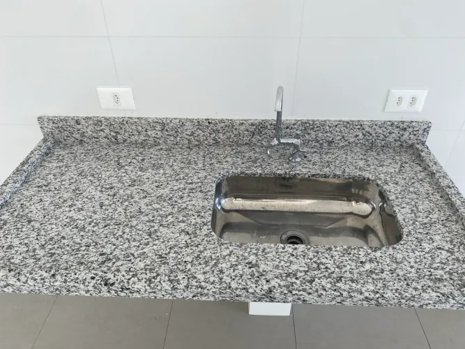Pia de Cozinha em Granito + Cuba Inox.   Comprimento 140x65