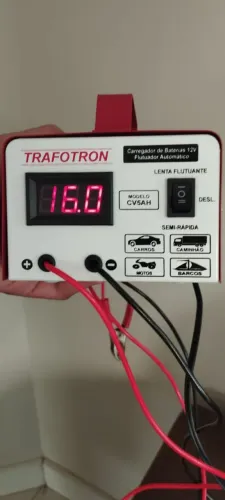 Carregador de bateria automotivo