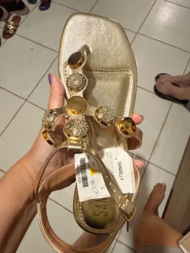 Sandália dourada nova