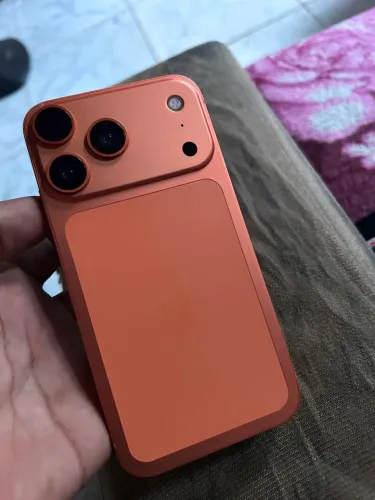 iPhone XR na carcaça do 17 pro