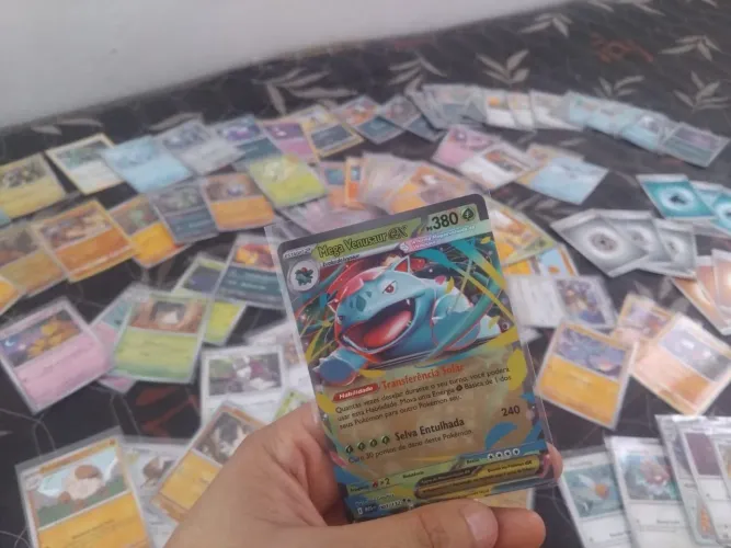 mais de 200 cartas pokémon NM no plastiquinho!!