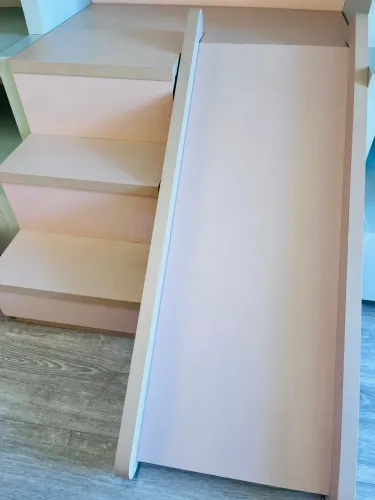Estrutura de escada com escorregador