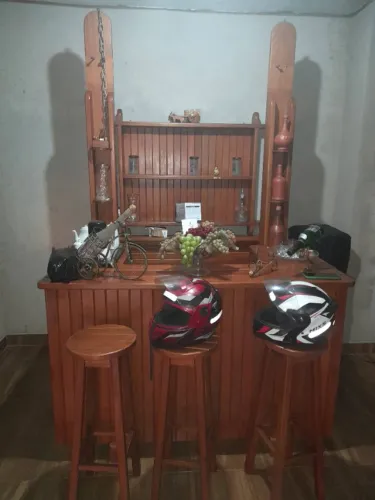 Barzinho de madeira.