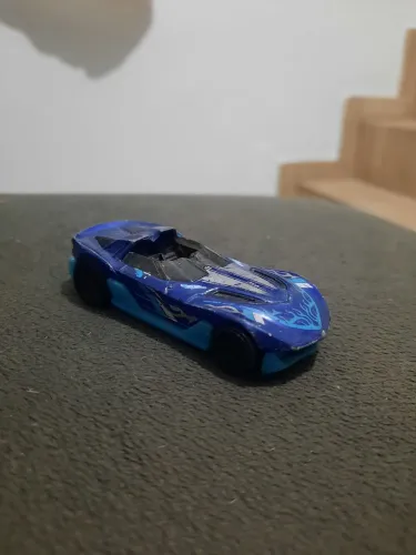 Miniatura Hot Wheels modelo Yur So Fast, da série HW Code Cars de 2012. 