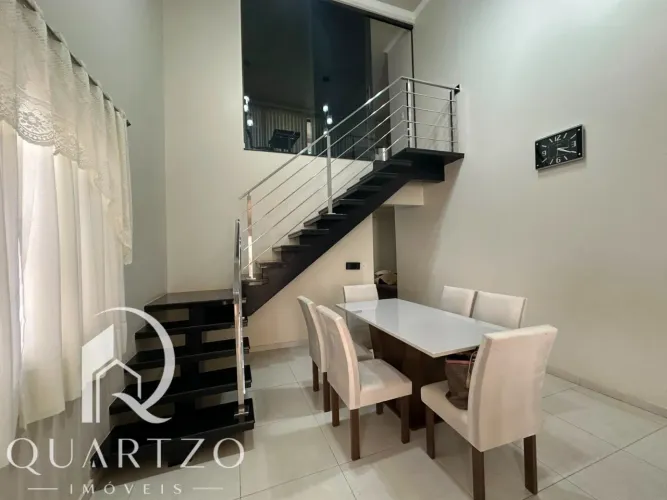 Casa Assobradada com 3 Quartos, Suíte, Espaço Gourmet e Painel Solar à Venda no Centro de