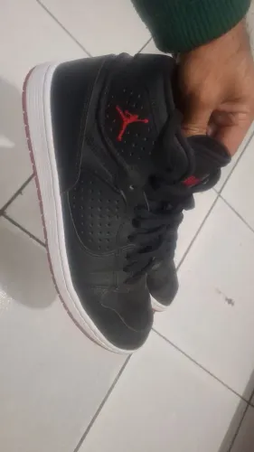 Vendo Nike jordan jumpman 1 tamanho 43 calça 42 em ótimas condições 