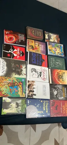 Desapego de livros, uns ainda no plástico qualquer um por 25 mais de um faço por 20cada