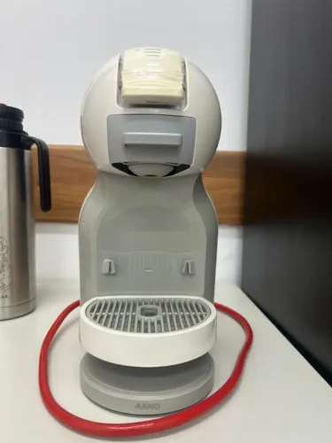 Cafeteira Dolce Gusto branca + brinde