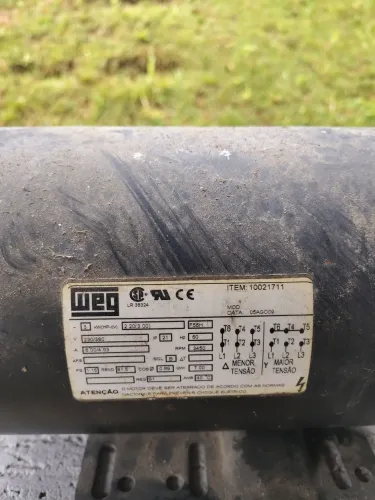 Motor elétrico trifásico da marca WEG, potência de 2,2kw (3cv) e rotação de 3450 rpm.