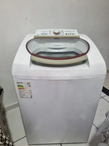 Vendo máquina de lavar roupas Brastemp 11kilos seminova com três meses de garantia.