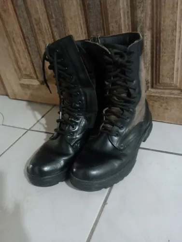 Bota semi nova 