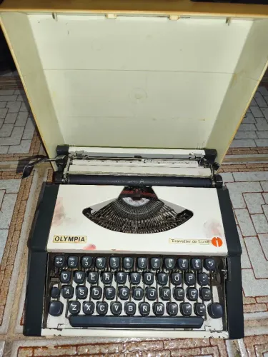 Máquina escrever portátil Olympia
