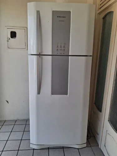 Geladeira em ótimo estado .