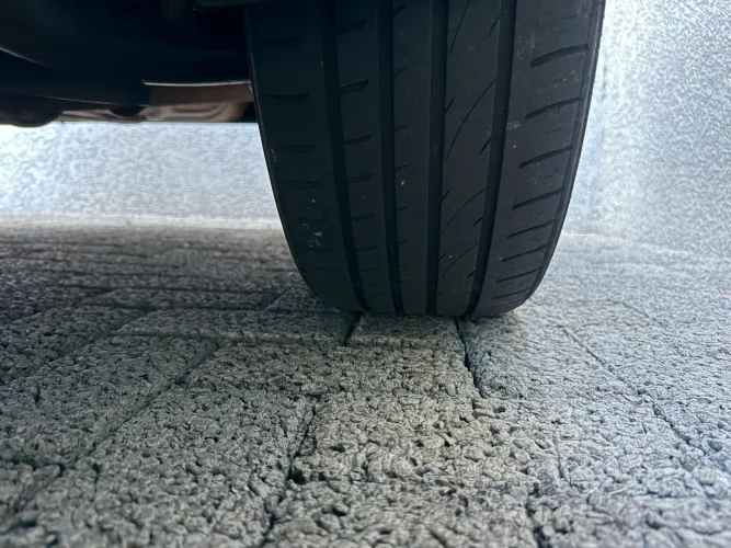 Atenção pneu - vendo pneu semi novo - em excelente estado - pneu Sport ultra 255/40/18