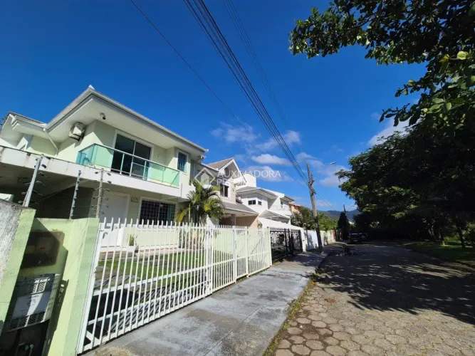 Casa ampla com 4 dormitórios, sendo 2 suítes, em excelente localização no Itacorubi
