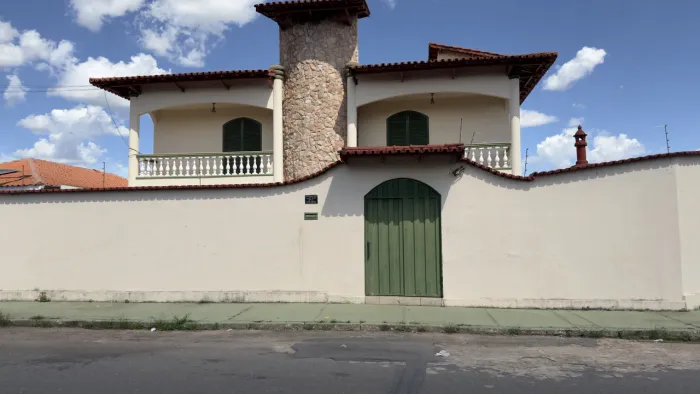 Sobrado 6 Quartos para Venda no Setor Coimbra - Goiânia