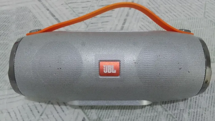 Caixa de som via bluetooth Etc OBS foi colocado um cabo USB pra o carregamento 