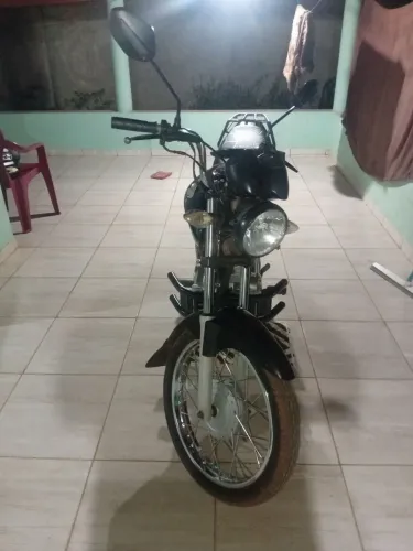Moto em dias só pega e andar pneus novos