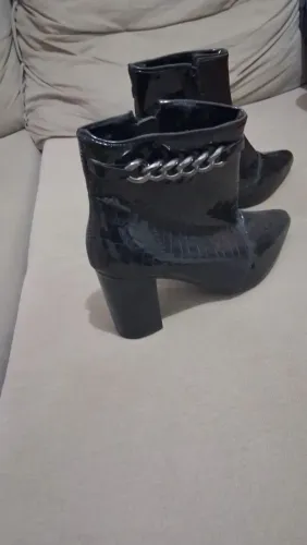 Bota de couro envernizado. Nova! Número 36.