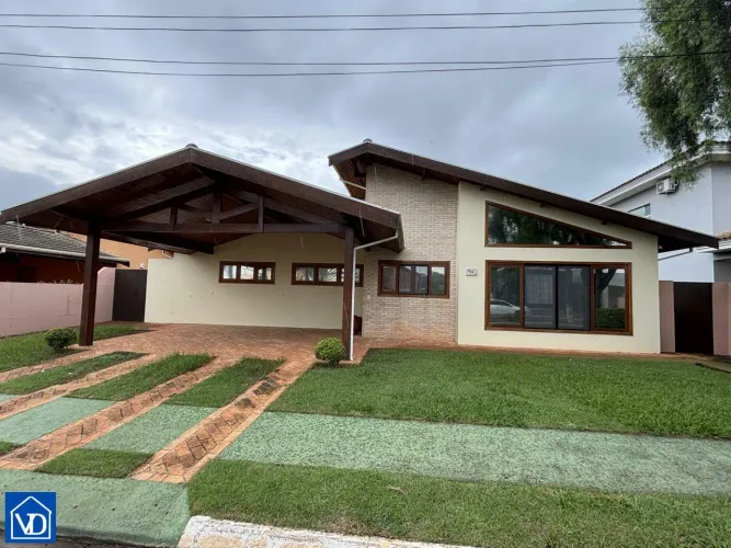 Casa aconchegante à venda em condomínio fechado, na cidade de Tatuí-SP.