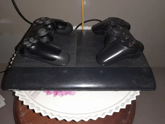 Ps3 super slim desbloqueado + 2 controles