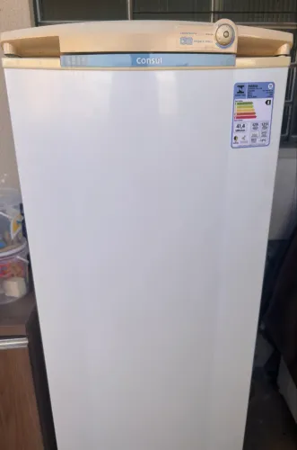 Geladeira, mesa 75x75, cama casal